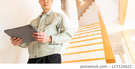 建築工人檢查房屋內部 123520622