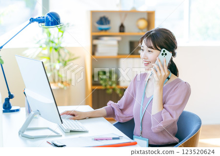打電話的女商人 123520624