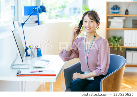 打電話的女商人 打電話的女商人 123520625