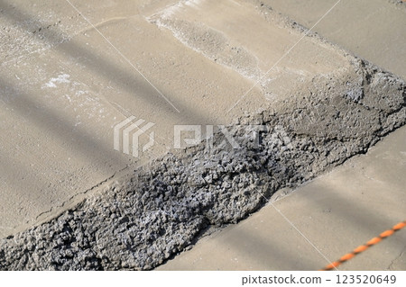 住宅基礎工程:澆築後的廢棄混凝土 住宅基礎工程:澆築後的廢棄混凝土 123520649