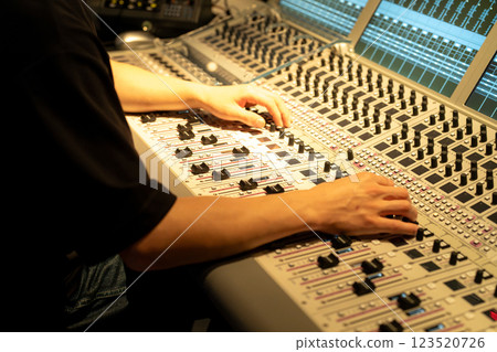 聲學操作員 123520726