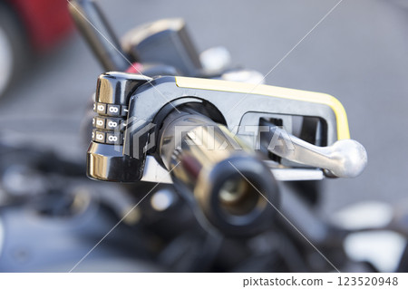 安裝在摩托車車把上的鎖 123520948