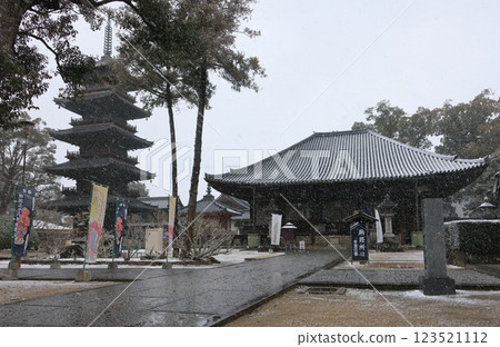 參觀四國遍路第70座雪中寺本山寺的本殿、紅堂、五重塔 參觀四國遍路第70座雪中寺本山寺的本殿、紅堂、五重塔 123521112