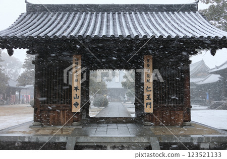 View of the main hall from the Niomon Gate at the 70th temple of the Shikoku Pilgrimage, Motoyama-ji, covered in snow 123521133