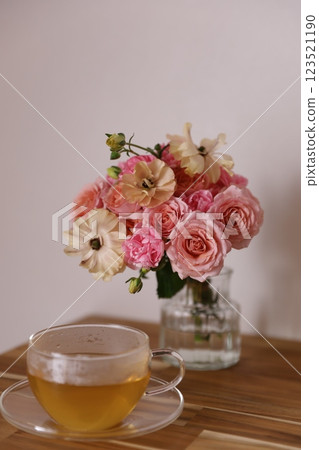 粉紅色的花朵和涼茶 123521190