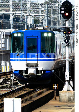 Scene of the Super Express Hakuto running briskly at Himeji Station 123521419