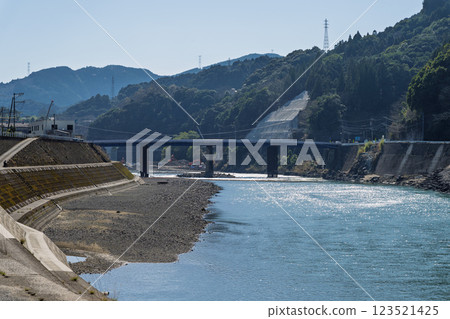 春季風光:以自然山脈為背景的球磨川風景(球磨郡球磨村) 春季風光:以自然山脈為背景的球磨川風景(球磨郡球磨村) 123521425