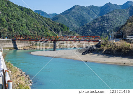 春季風光：以自然山脈為背景的球磨川風景（球磨郡球磨村） 123521426
