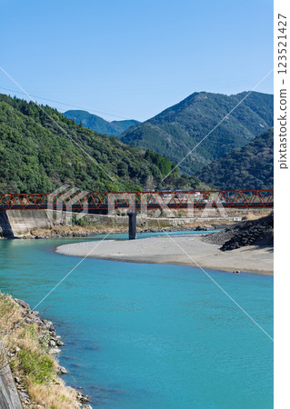 春季風光：以自然山脈為背景的球磨川風景（球磨郡球磨村） 123521427