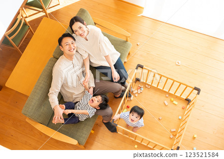 一個在客廳裡放鬆的年輕家庭 123521584