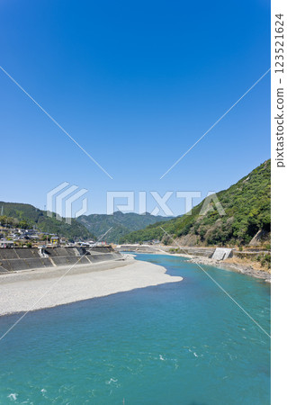 春季風光：以自然山脈為背景的球磨川風景（球磨郡球磨村） 123521624