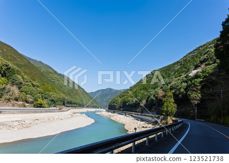 春季風光：以自然山脈為背景的球磨川風景（球磨郡球磨村） 123521738
