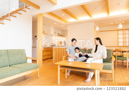 一個在客廳裡放鬆的年輕家庭 123521882