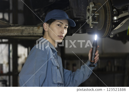 一個男人養一輛車 123521886