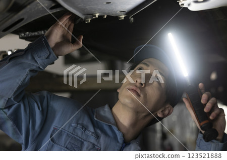 A man maintaining a car 123521888