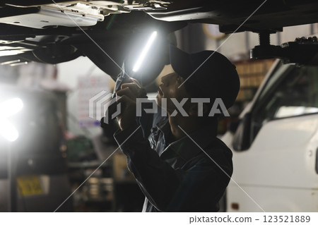 A man maintaining a car 123521889