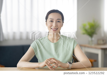 一名 30 多歲的女性對著鏡頭說話 一名 30 多歲的女性對著鏡頭說話 123522292