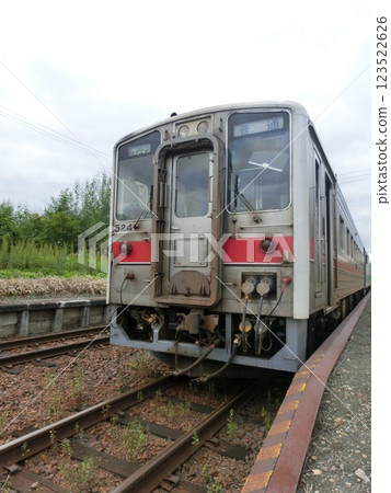 到達和離開車站的本地火車（Kiha 54）（北海道） 123522626