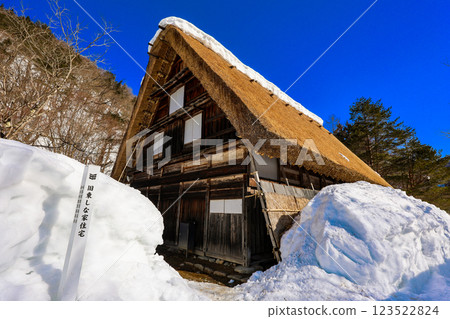積雪的合掌造房屋 1 123522824