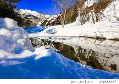 池塘裡的合掌造房屋 123522827