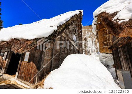 Gassho-style houses under blue skies and snowy winter scenery 123522830