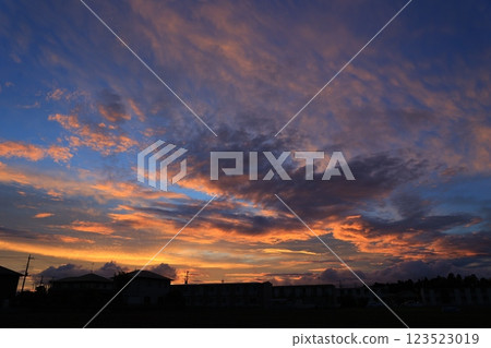 A cloud that stains in the sunset A cloud that stains in the sunset 123523019
