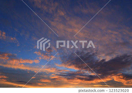 在夕陽下沾染的雲 在夕陽下沾染的雲 123523020
