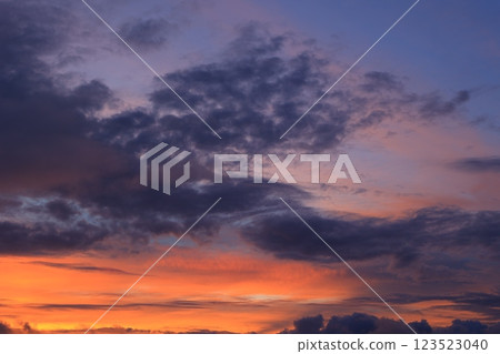 在夕陽下沾染的雲 在夕陽下沾染的雲 123523040