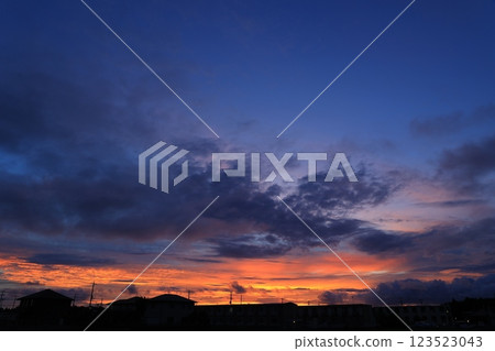 A cloud that stains in the sunset A cloud that stains in the sunset 123523043