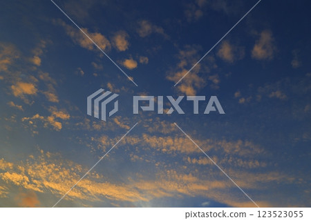 在夕陽下沾染的雲 123523055