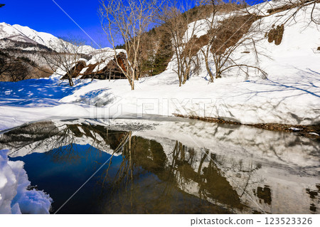 冬季從池塘看到的白山山脈 冬季從池塘看到的白山山脈 123523326