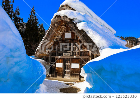 A snow-covered Gassho-style restroom 123523330