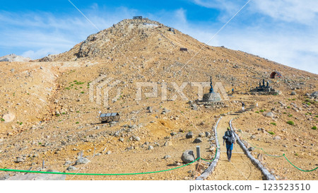 Climbing Mt. Ontake in summer: Otaki summit to Kengamine (Hachō-dārumi) Climbing Mt. Ontake in summer: Otaki summit to Kengamine (Hachō-dārumi) 123523510