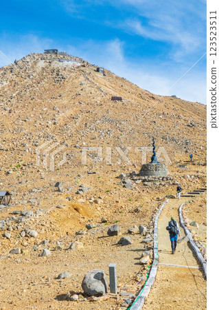 Climbing Mt. Ontake in summer: Otaki summit to Kengamine (Hachō-dārumi) 123523511