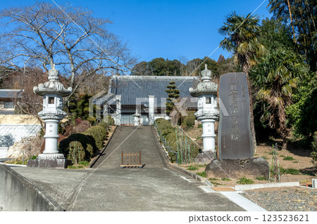 摩尼山吉祥院入口處的石碑和石燈籠 123523621