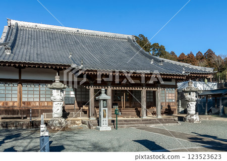 The main hall of Manisan Kisshoin Temple with the blue sky behind it [Ishioka City, Ibaraki Prefecture] 123523623