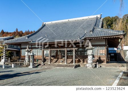 藍天映襯下的摩尼山吉祥院本殿 [茨城縣石岡市] 123523624