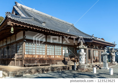 藍天映襯下的摩尼山吉祥院本殿 [茨城縣石岡市] 123523625