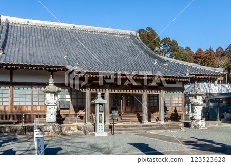 藍天映襯下的摩尼山吉祥院本殿 [茨城縣石岡市] 123523628