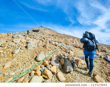 Climbing Mt. Ontake in summer: Otaki summit to Kengamine (Hachō-dārumi) Climbing Mt. Ontake in summer: Otaki summit to Kengamine (Hachō-dārumi) 123523641