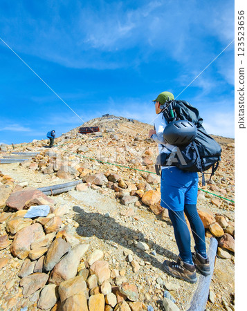 Climbing Mt. Ontake in summer: Otaki summit to Kengamine (Hachō-dārumi) 123523656