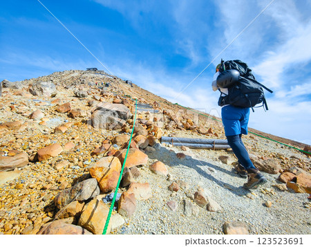 Climbing Mt. Ontake in summer: Otaki summit to Kengamine (Hachō-dārumi) 123523691