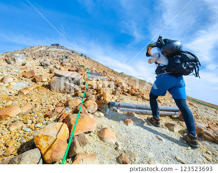 Climbing Mt. Ontake in summer: Otaki summit to Kengamine (Hachō-dārumi) 123523693