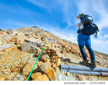 Climbing Mt. Ontake in summer: Otaki summit to Kengamine (Hachō-dārumi) 123523695