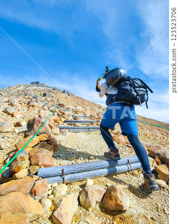 Climbing Mt. Ontake in summer: Otaki summit to Kengamine (Hachō-dārumi) Climbing Mt. Ontake in summer: Otaki summit to Kengamine (Hachō-dārumi) 123523706