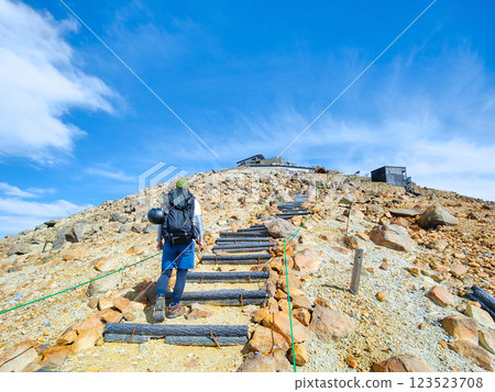 Climbing Mt. Ontake in summer: Otaki summit to Kengamine (Hachō-dārumi) 123523708
