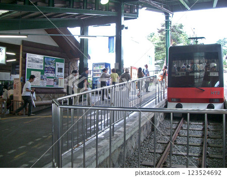 神奈川縣箱根登山纜車(強羅站月台) 神奈川縣箱根登山纜車(強羅站月台) 123524692
