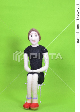 坐在椅子上的女娃娃 123524701