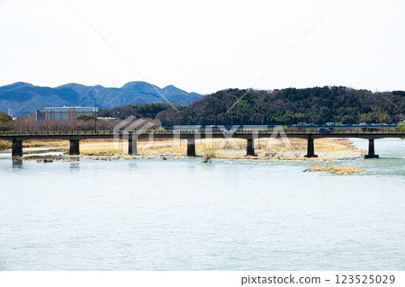 View of the Tatsuno Bridge from the Tatsuno Asahi Bridge over the Ibo River in Tatsuno City, Hyogo Prefecture 123525029