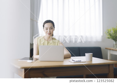 30 多歲的女性在家使用筆記型電腦工作，圖片 123525082